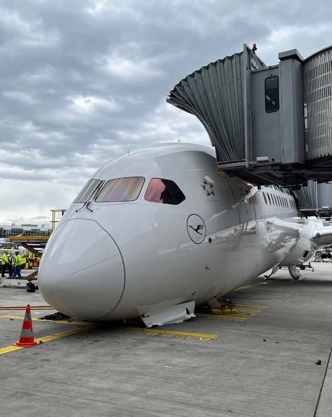 Colapso del tren delantero de un Boeing 787 de Lufthansa